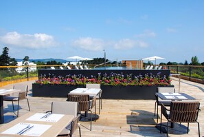 Außenpool (je nach Saison geöffnet), Liegestühle