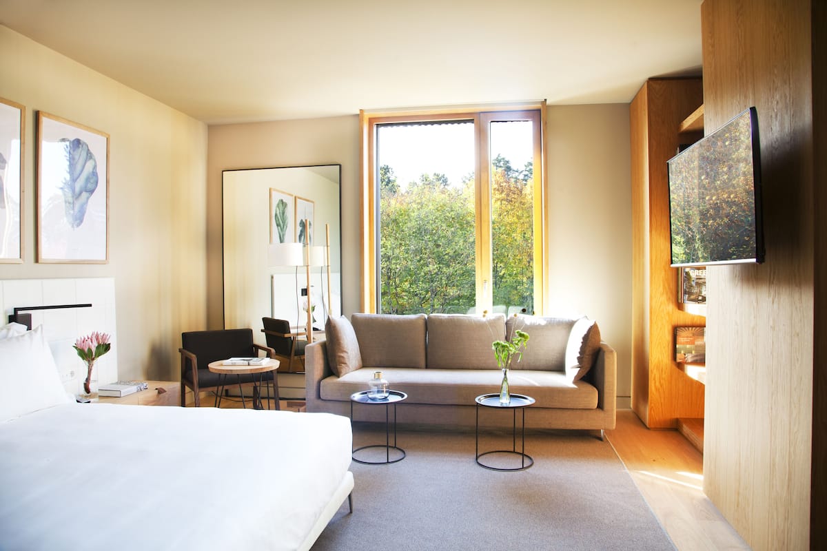 Junior Suite | Premium bedding, in-room safe, desk, blackout drapes