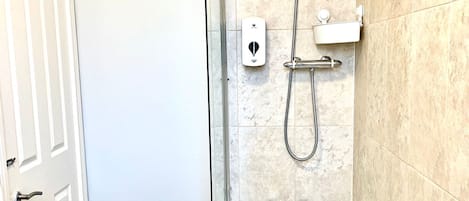 Un baño con bañera, ducha e inodoro.