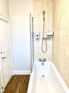 アパートメント | バスルーム | シャワー、水圧マッサージシャワー、バスアメニティ (無料)、ヘアドライヤー