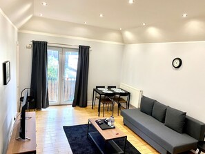 Leilighet | Oppholdsområde | En 43-tommers smart-TV med digitale kanaler samt TV