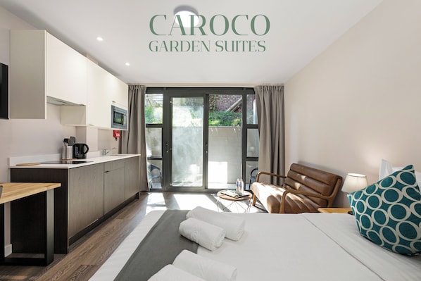 Suite estudio, 1 cama matrimonial, balcón, vista al jardín | Ropa de cama de alta calidad y decoración personalizada 