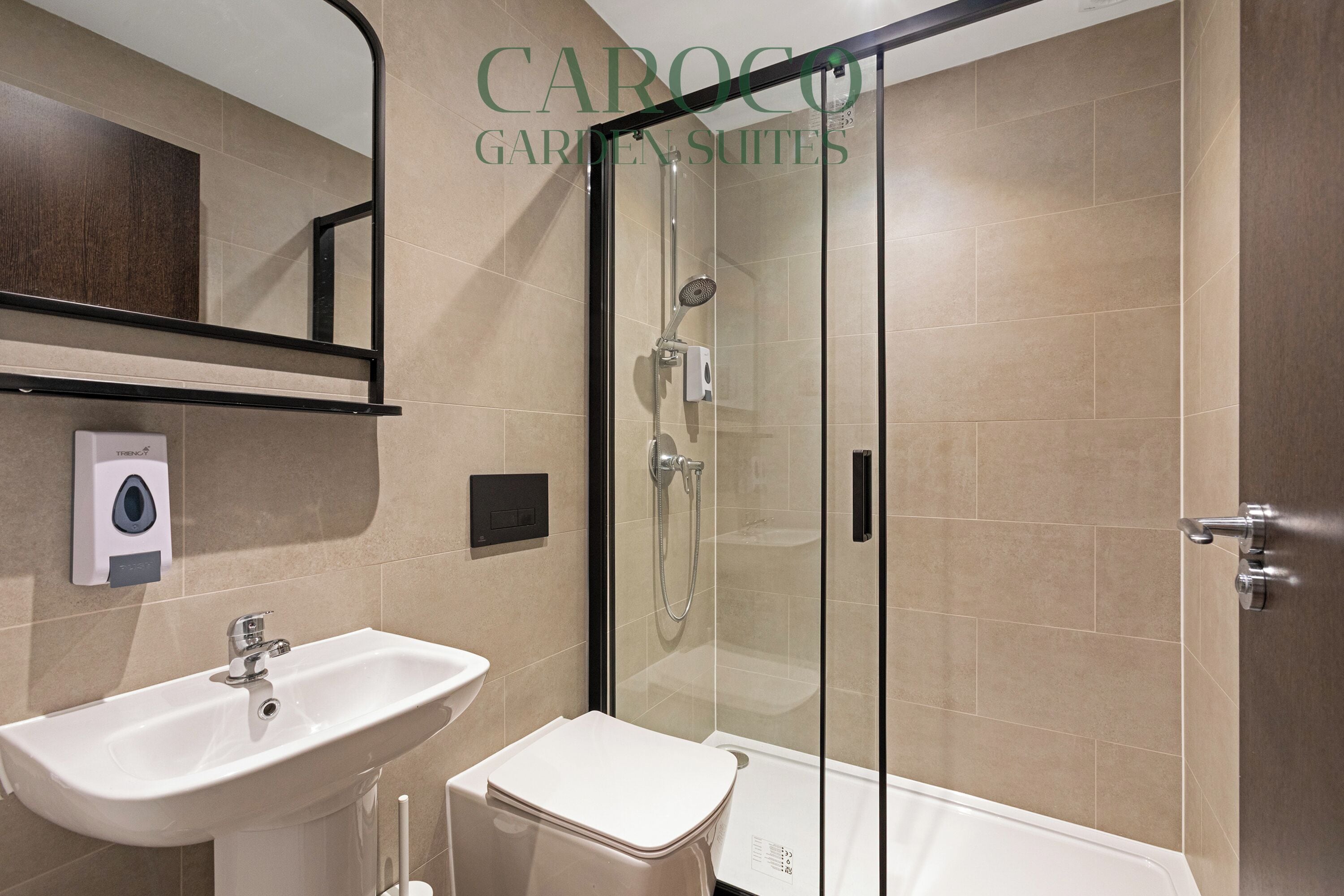 Een moderne badkamer met een douchecabine van glas, een wit wastafelmeubel en een toilet.