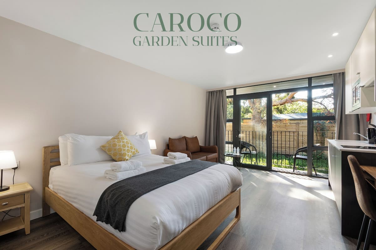Suite studio, 1 lit double, balcon, vue sur le jardin | Literie de qualité, décor unique, ameublement unique, bureau