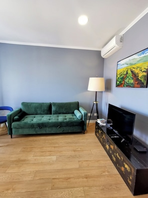 Apartamento Confort, 1 habitación | Zona de estar | Una televisión de pantalla plana