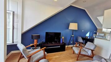 Superior appartement, 1 slaapkamer, uitzicht op stad | Woonruimte | Een flatscreentelevisie