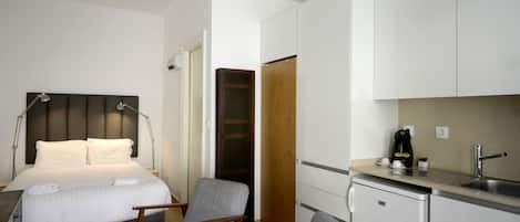 Hypo-allergenic bedding, in-room safe, blackout curtains, free WiFi