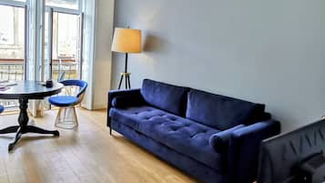 Departamento Confort, 1 habitación | Área de sala de estar | Televisión de pantalla plana