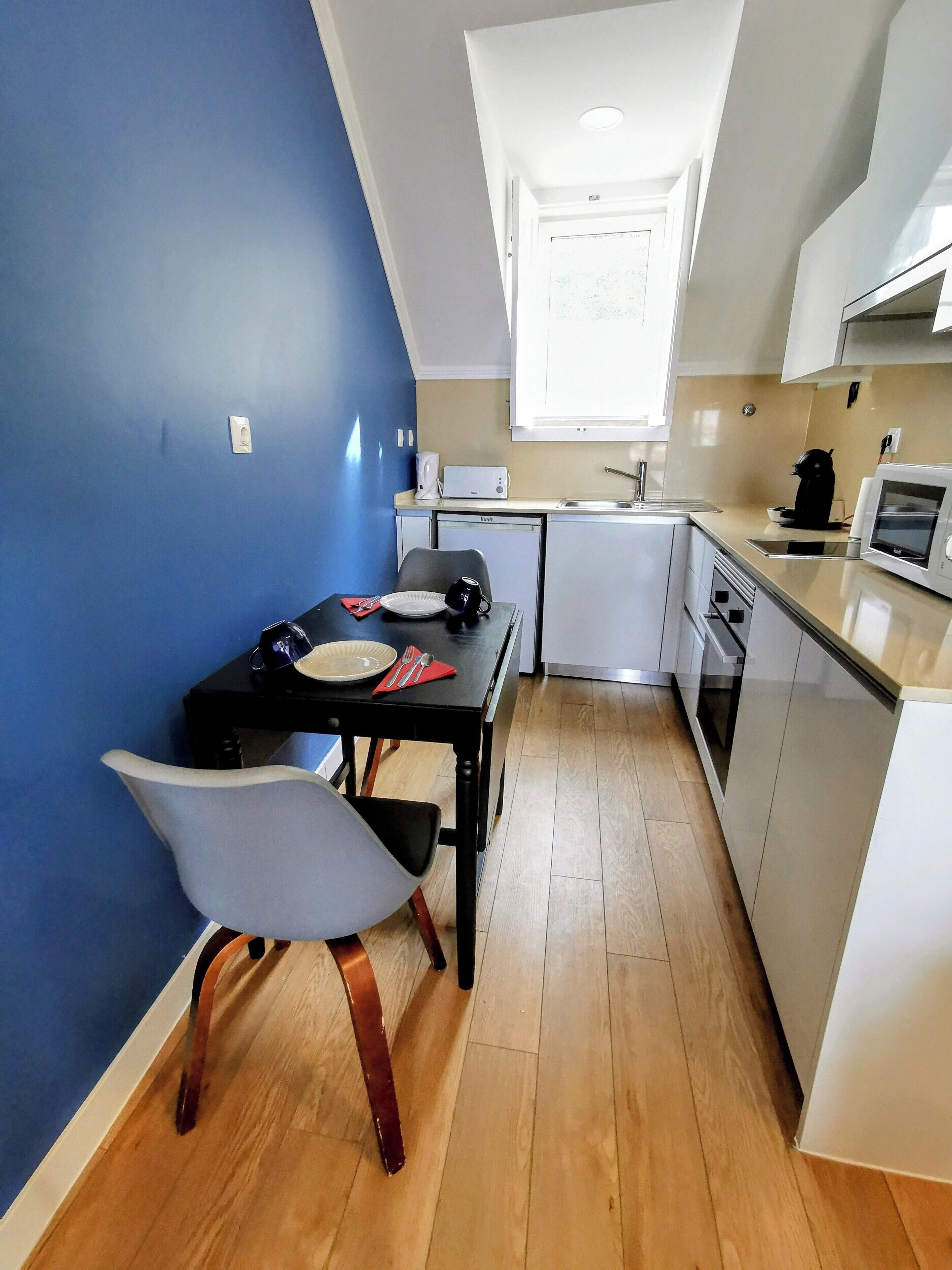 Departamento superior, 1 habitación, vista a la ciudad | Cocina privada | Refrigerador con congelador, microondas, horno y parrilla de estufa 