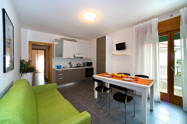 Apartment, 2 Schlafzimmer | Wohnbereich | Fernseher
