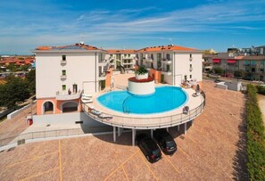 Una piscina al aire libre