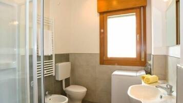 Appartement, 2 chambres | Salle de bain
