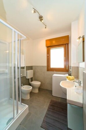 Apartament, 2 dormitoris | Bany | Dutxa i bidet 