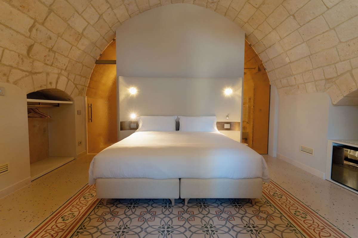 Suite junior, baño privado | 1 habitación, ropa de cama de alta calidad, minibar y escritorio