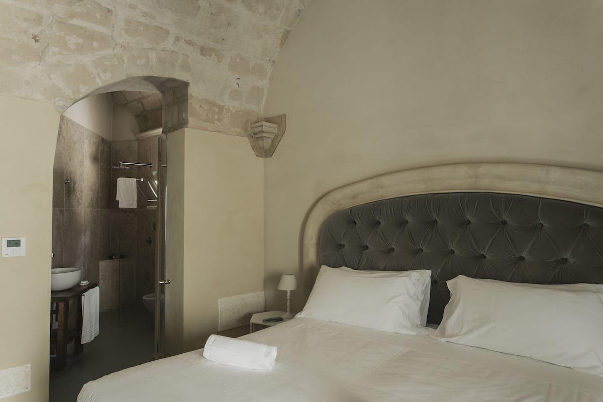 Classic Double Room | 1 bedroom, premium bedding, minibar, desk