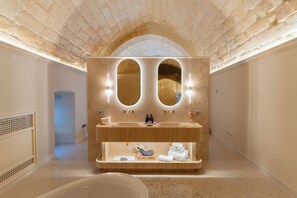 Family Studio Suite | Bathroom | Free toiletries, hair dryer, slippers, bidet