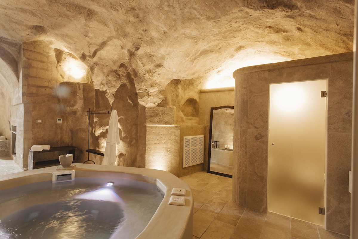 Suite, Hot Tub | 1 bedroom, premium bedding, minibar, desk