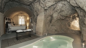 Suite, piscina privata | Biancheria da letto di alta qualità, minibar, insonorizzazione