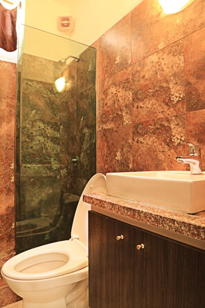 Apartment | Bathroom | Shower, free toiletries, hair dryer, towels