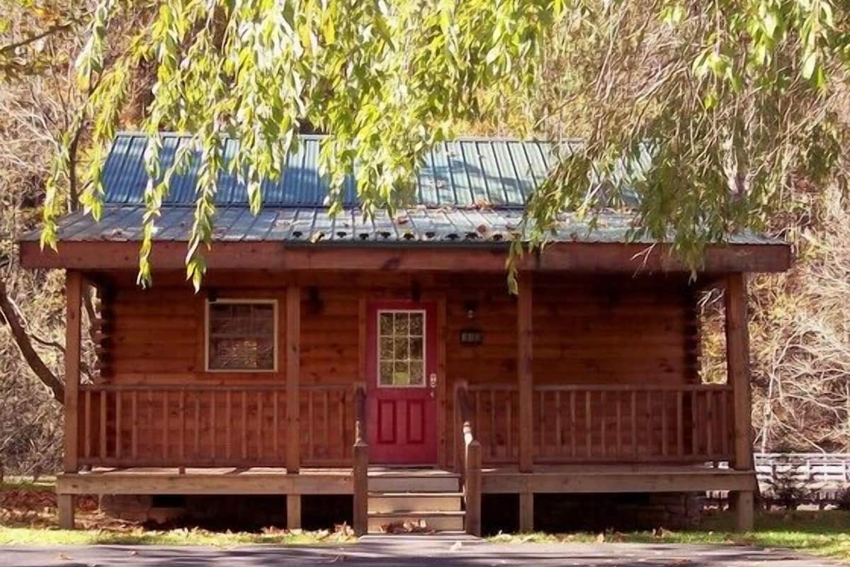 Ferienhütte, 1 King-Bett (315: Creek Song) | Individuell dekoriert, individuell eingerichtet, Bügeleisen/Bügelbrett