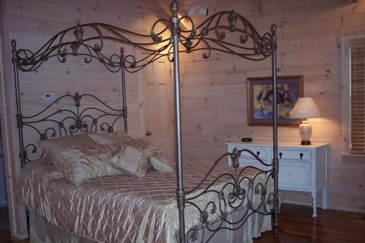 Ferienhütte, 1 Queen-Bett (303: Alone At Last) | Individuell dekoriert, individuell eingerichtet, Bügeleisen/Bügelbrett