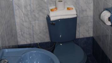 Douche, articles de toilette gratuits, sĂšche-cheveux