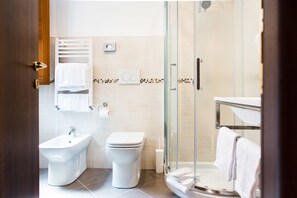 Klassieke driepersoonskamer, uitzicht op de stad | Badkamer | Een douche, een regendouche, designer toiletartikelen, een haardroger