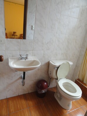 Classic Single Room, Mixed Dorm | Bathroom | Combined shower/bathtub, free toiletries, hair dryer, towels