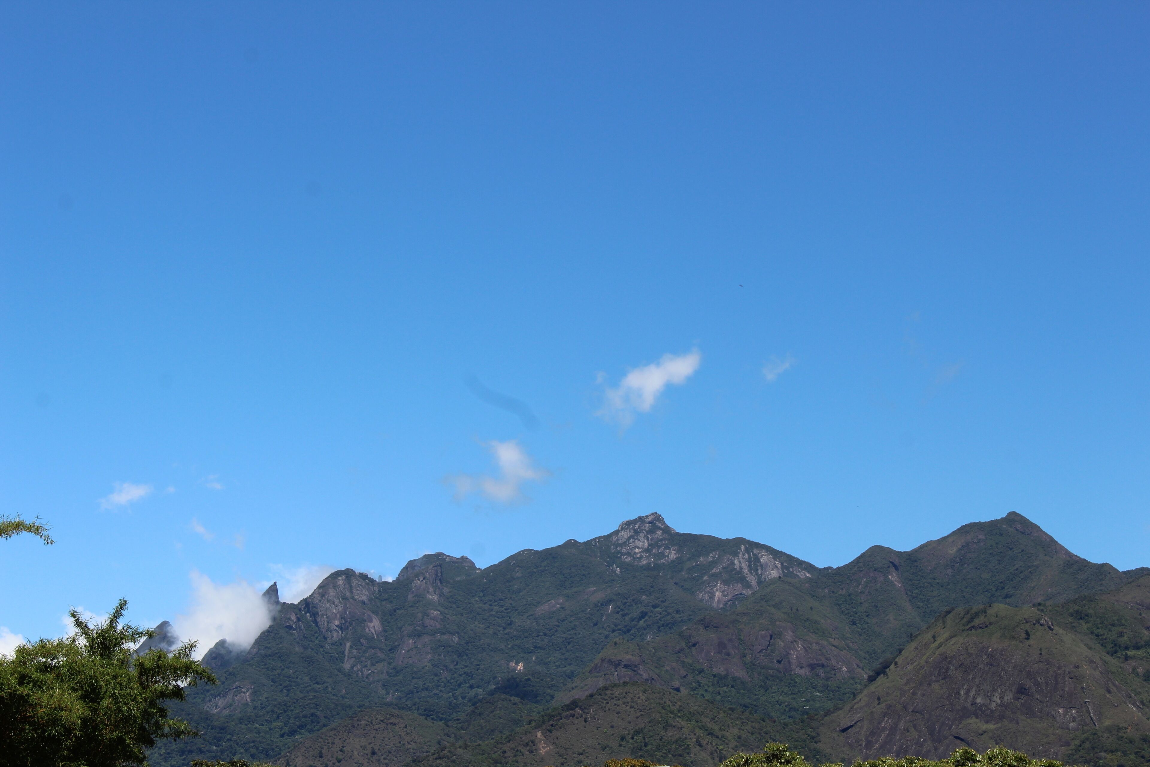 Une chaîne de montagnes sous un ciel dégagé.
