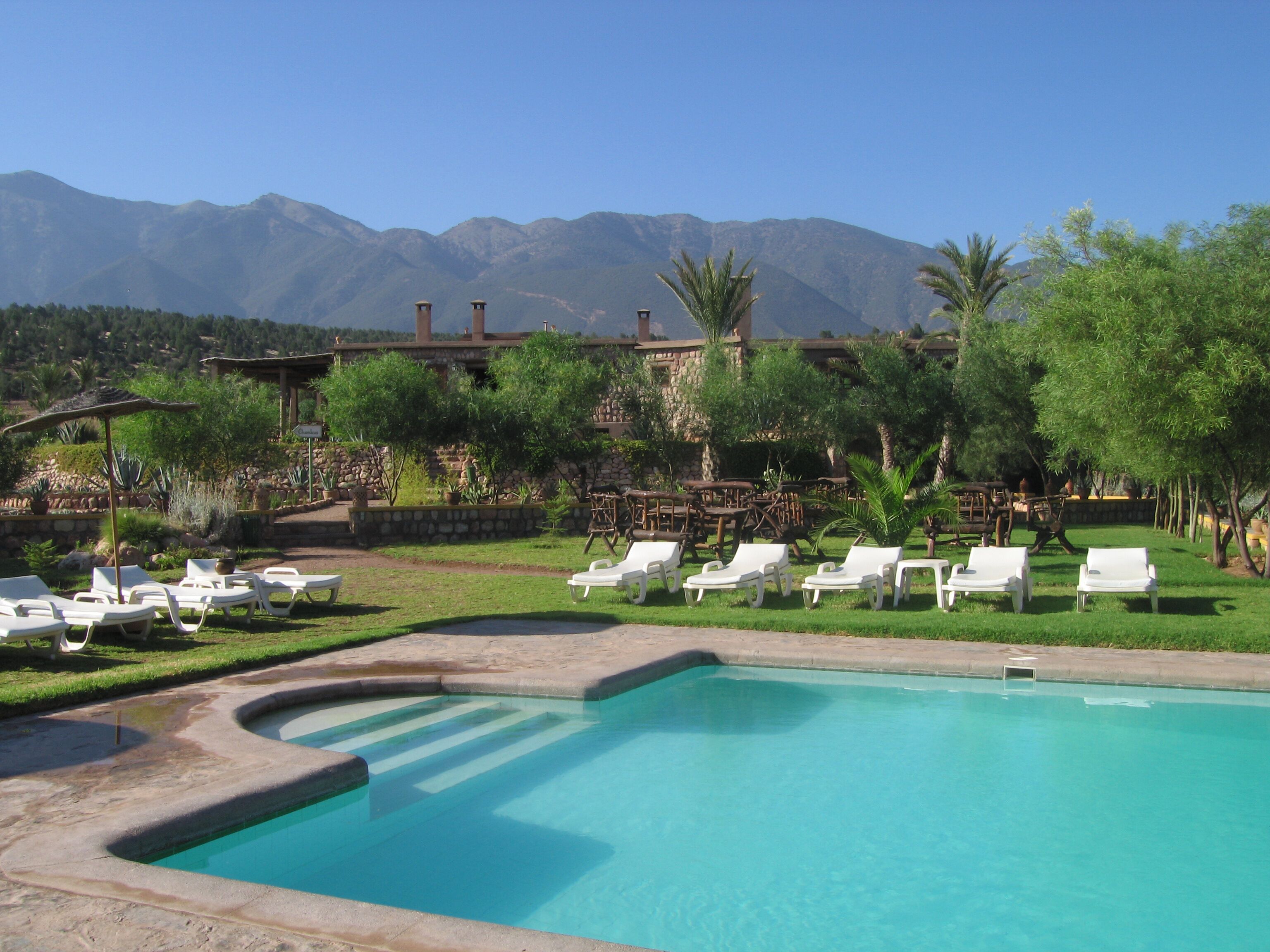 2 albercas al aire libre y camastros 