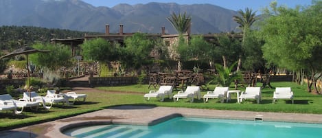 2 piscines extérieures, chaises longues