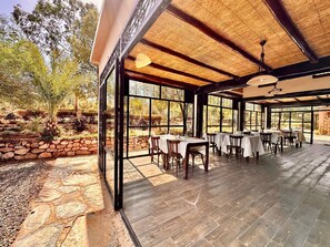 供应早餐、午餐和晚餐，摩洛哥菜