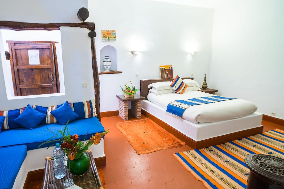2 Schlafzimmer, individuell dekoriert, individuell eingerichtet