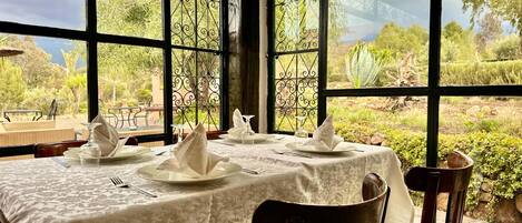 Se sirven desayunos, comidas, cenas y cocina marroquí