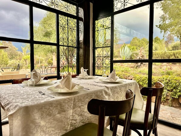 供应早餐、午餐和晚餐，摩洛哥菜