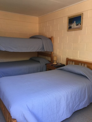 Decoración personalizada, muebles diferentes, escritorio y wifi gratis