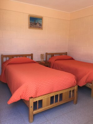 Chambre Standard avec lits jumeaux, 2 lits jumeaux, salle de bain privée | Décor unique, ameublement unique, bureau, accès au Wi-Fi (inclus)