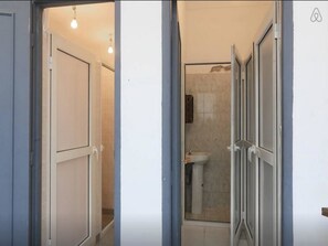 Amenidades de baño gratuitas, secadora de cabello, toallas