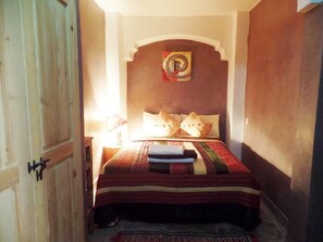 In-room safe, blackout curtains, soundproofing, free WiFi - Riad Dihya (Marrakech)