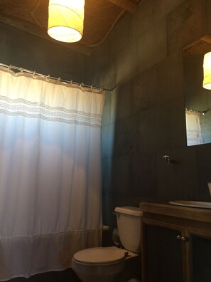 Standard Cottage, Terrace-( 4 Pax ) | Bagno | Combinazione doccia/vasca, asciugamani