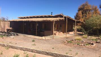 Standard Cottage, Terrace-( 4 Pax ) | 1 kamar tidur dan seprai linen