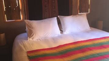 Standard Cottage, Terrace-( 4 Pax ) | 1 kamar tidur dan seprai linen