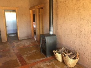 Standard Cottage, Terrace-( 4 Pax ) | Área de sala de estar | Televisión de pantalla plana de 30 pulgadas con canales vía satélite
