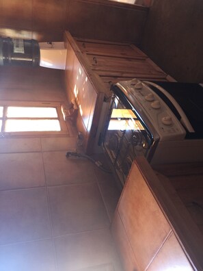 Casa rural estàndard | Cuina privada | Frigorífic gran, placa de cuina, cafetera i tetera i torradora