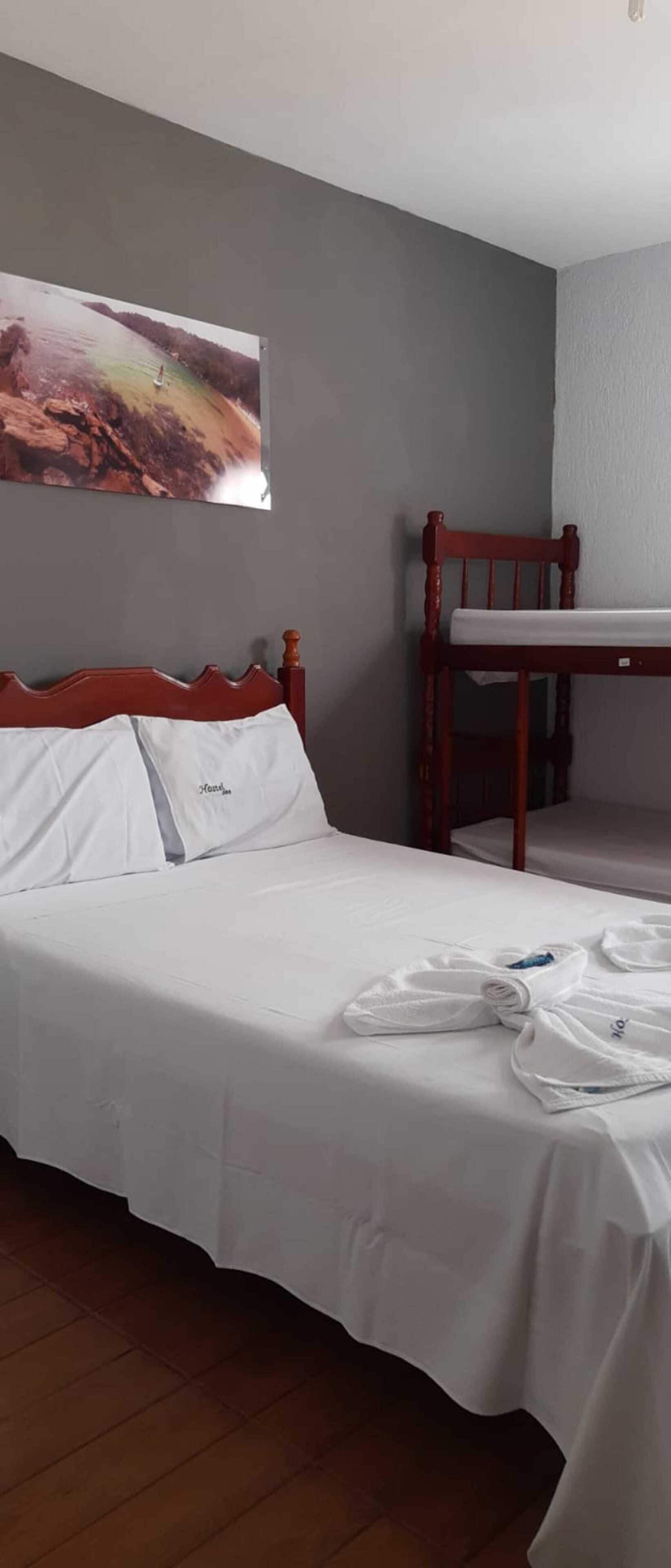 Habitación doble junior, 1 habitación, baño en la habitación | Tabla de planchar con plancha, wifi gratis y ropa de cama 