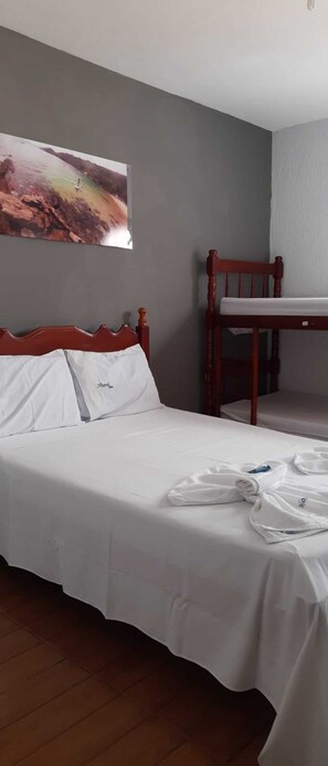 小型双人房, 1 间卧室, 独立浴室 | 熨斗/熨板、免费 WiFi、床单