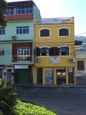 A multi-story building with a Hostel365 sign on the top floor. - 365 Hostel (Angra dos Reis)