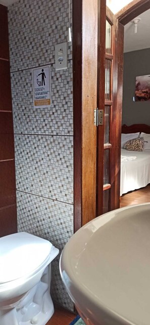 Dobbeltrom – junior, 1 soverom, eget bad | Bad | Dusj, håndklær, såpe og toalettpapir