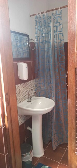 Junior Double Room, 1 Bedroom, Ensuite | Bathroom | Shower, towels, soap, toilet paper - 365 Hostel (Angra dos Reis)