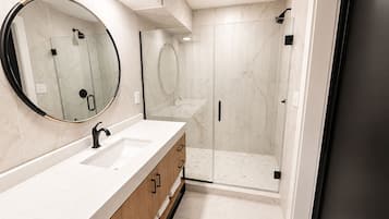 Een bad/douchecombinatie, gratis toiletartikelen, handdoeken